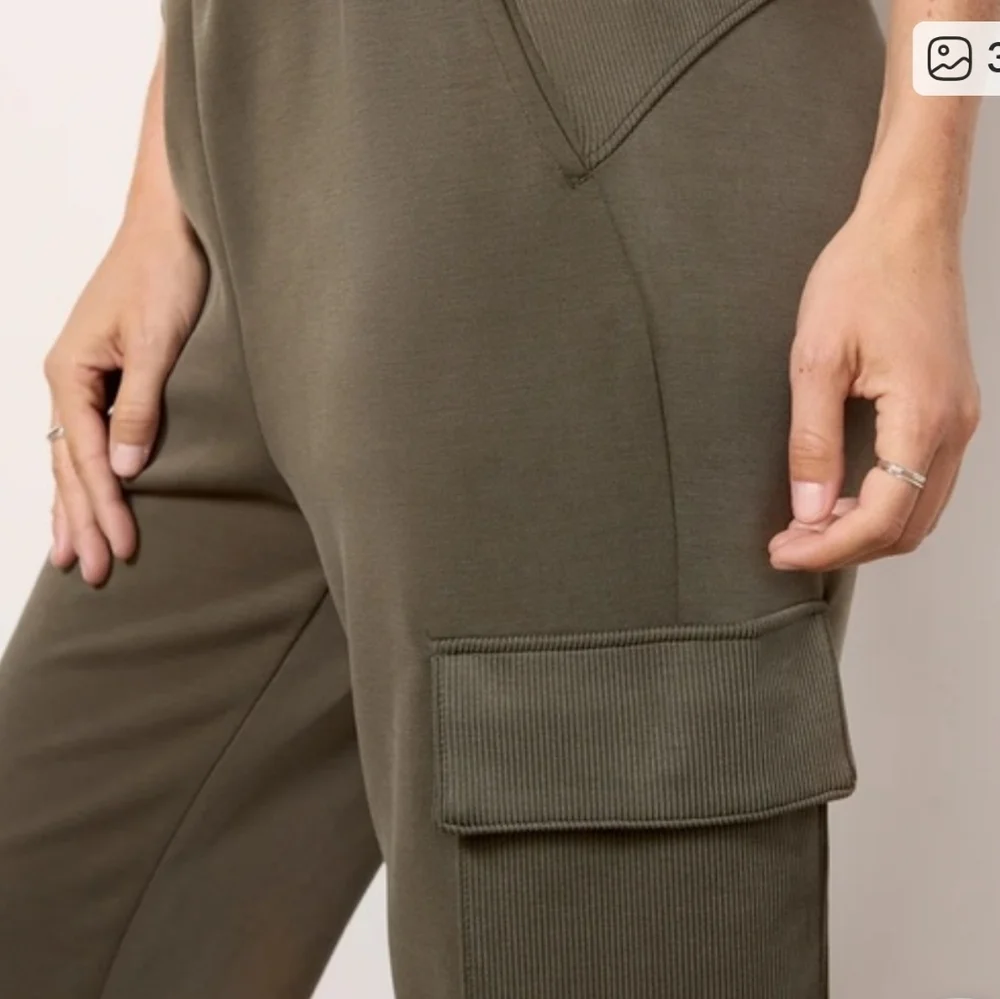 Evereve Ari Cargo Joggers - Picture 11 of 12